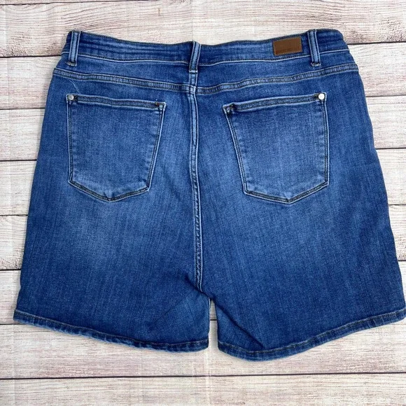 Judy Blue Womens Size 2XL Medium Wash High Rise Denim Shorts Curvy Plus Size - Picture 2 of 11